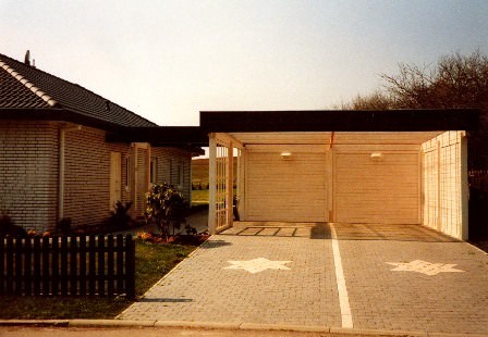 Carport mit Wandfeldern und Stahlblende