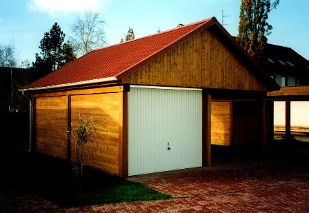 Holzgarage mit Stahltor