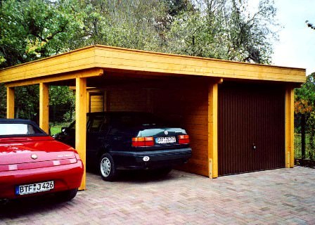 Holzgaragen mit Carport