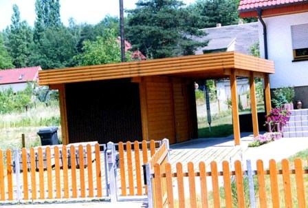 Holzgaragen mit Carport